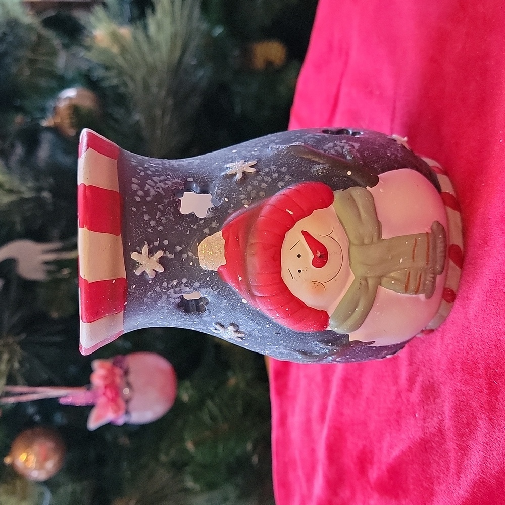 Snowmen candle holder with star-shaped cutouts for a dazzling glow!